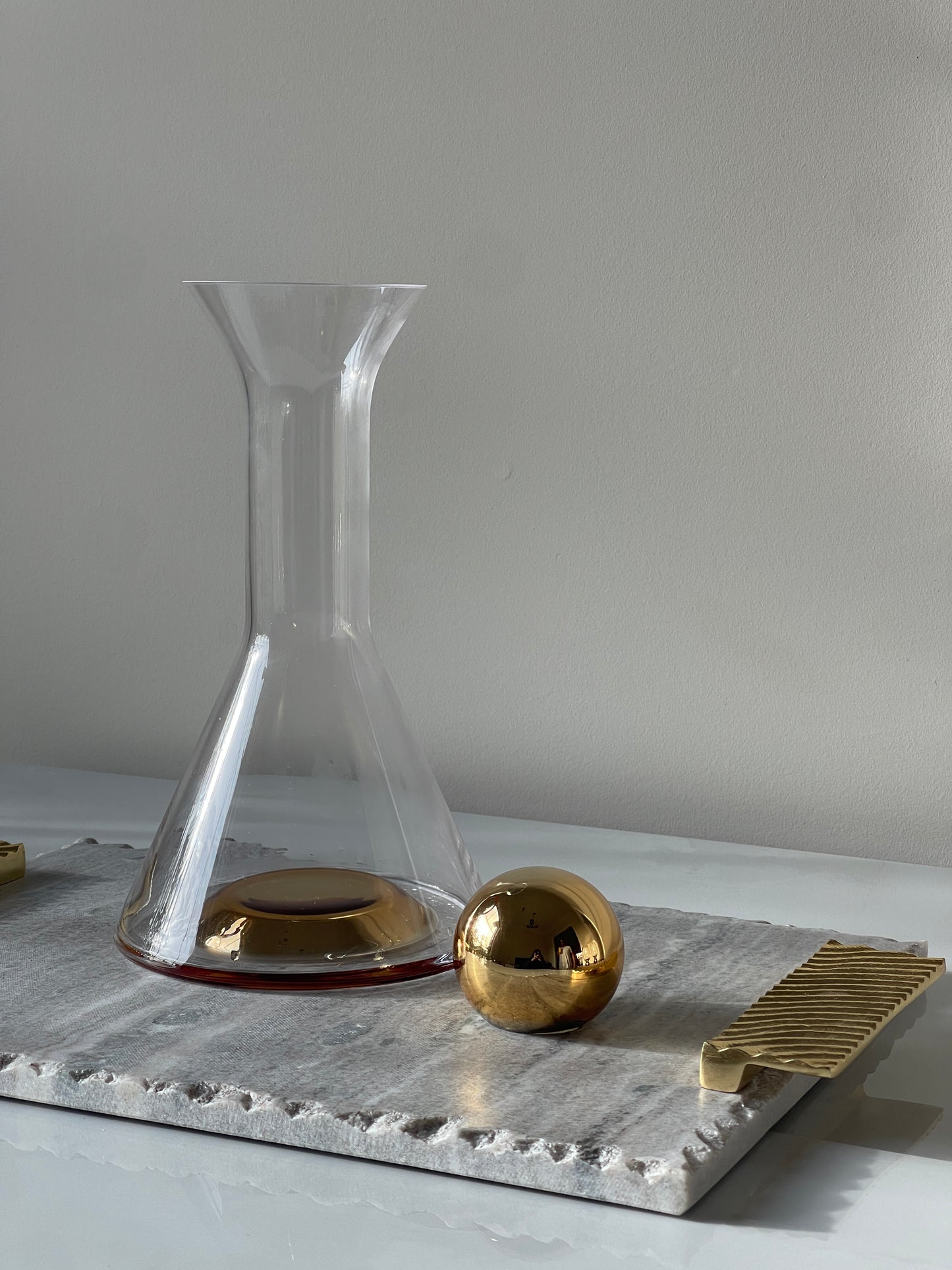 MODERN DECANTER WITH GOLD BASE AND GOLD GLASS BALL STOPPER