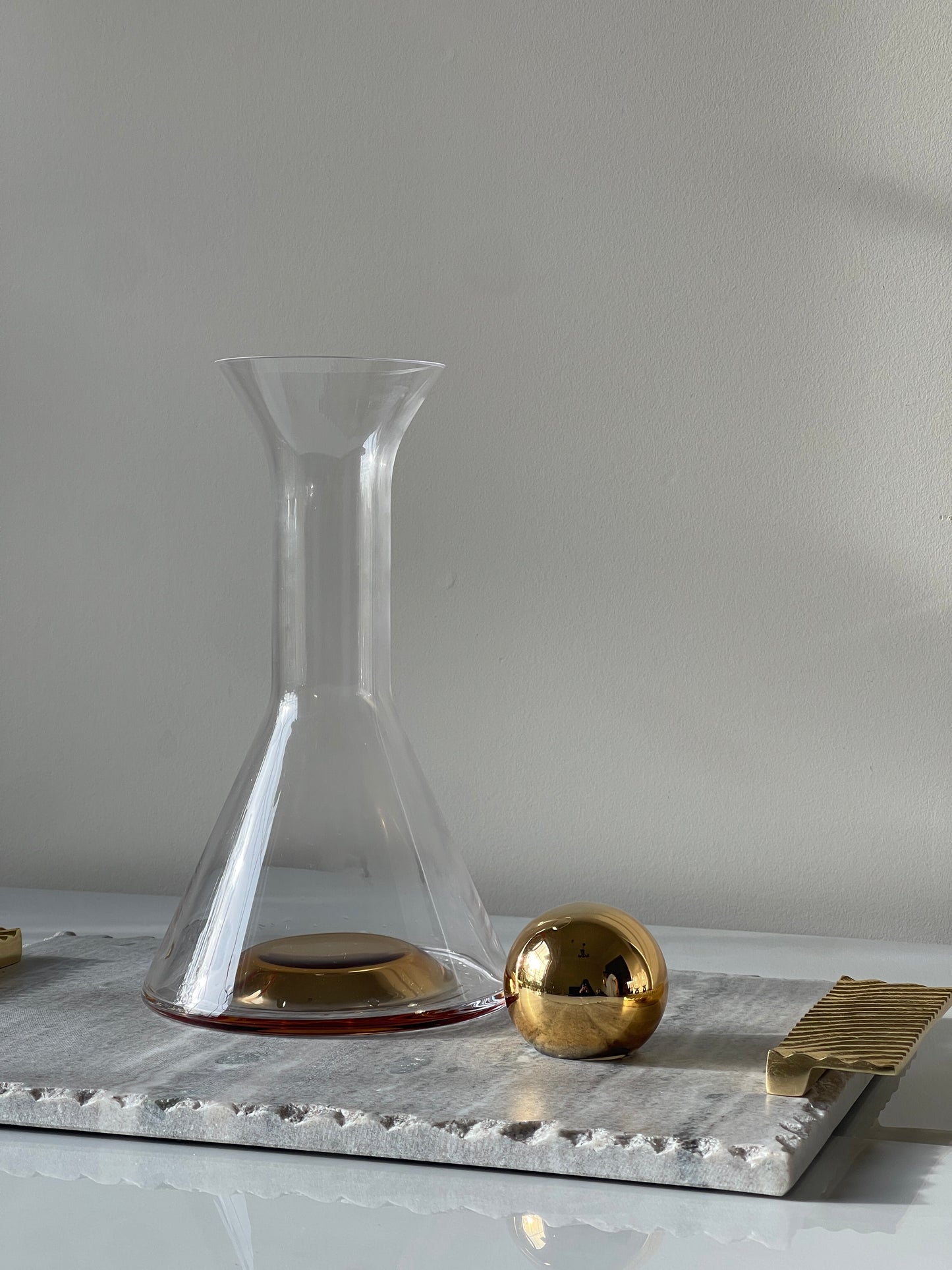 MODERN DECANTER WITH GOLD BASE AND GOLD GLASS BALL STOPPER