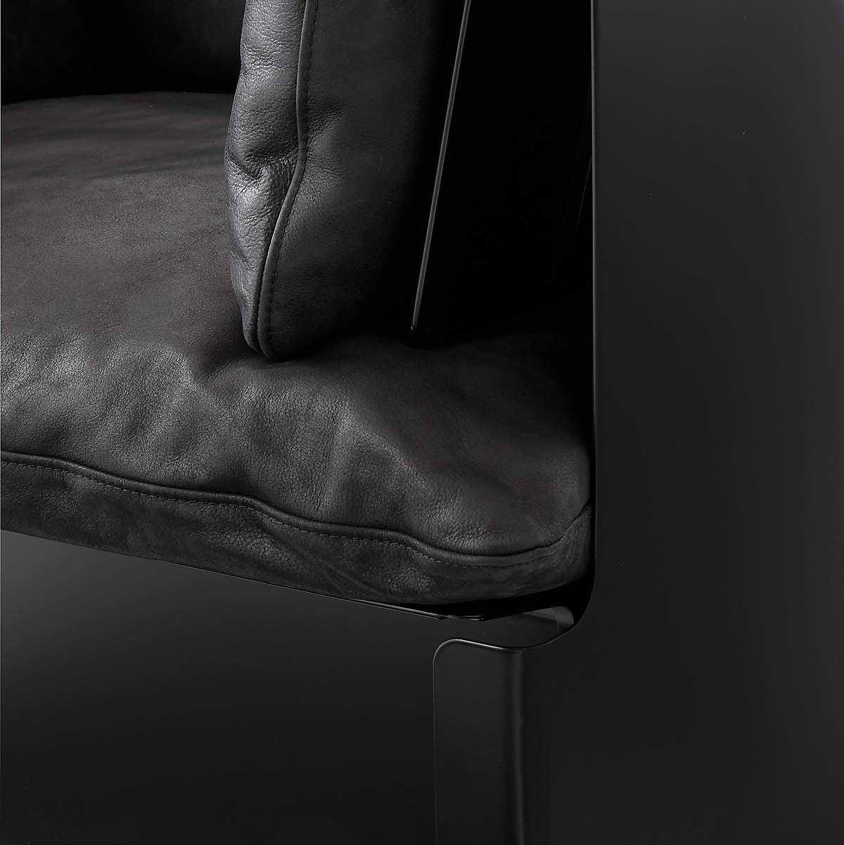 TOL BLACK LEATHER CHAIR